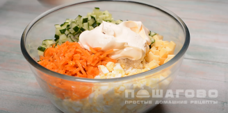 Фото приготовления рецепта: Салат с корейской морковью и крабовыми палочками - шаг 7