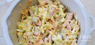Фото приготовления рецепта: Салат с куриной ветчиной, корейской морковью и грибами - шаг 6