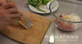 Фото приготовления рецепта: Фаршированные перцы на сковороде - шаг 3