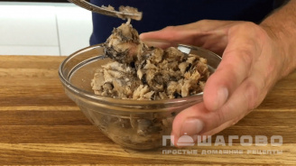 Фото приготовления рецепта: Салат с жареными грибами - шаг 3