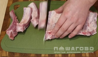Фото приготовления рецепта: Свиные ребрышки, тушеные в луке - шаг 1