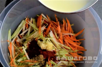 Фото приготовления рецепта: Салат из редьки и моркови - шаг 4