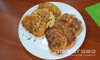 Фото приготовления рецепта: Жареные бутерброды с картошкой на завтрак - шаг 3