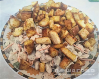 Фото приготовления рецепта: Салат из корейской моркови, фасоли и сухариков - шаг 4