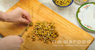 Фото приготовления рецепта: Начинка для блинов из крабовых палочек - шаг 3