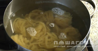 Фото приготовления рецепта: Феттучини с грибами в сливочном соусе - шаг 1