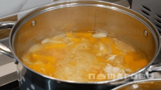 Фото приготовления рецепта: Тыквенный суп пюре с курицей - шаг 4