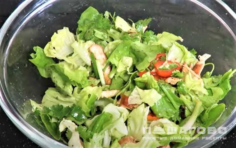 ПП салат с курицей маринованной в специях и зеленым салатом