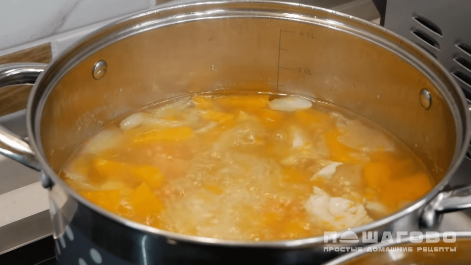 Фото приготовления рецепта: Тыквенный суп пюре с курицей - шаг 4
