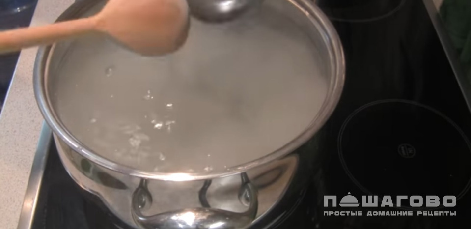 Фото приготовления рецепта: Простой компот из ревеня - шаг 2
