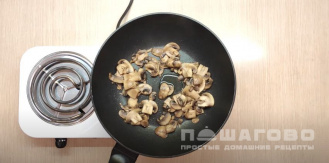 Фото приготовления рецепта: Гречка с курицей и грибами - шаг 5