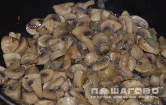 Фото приготовления рецепта: Сливочный крем-суп из шампиньонов и картофеля - шаг 2