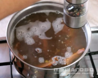 Фото приготовления рецепта: Суп с чечевицей с копченостями - шаг 4