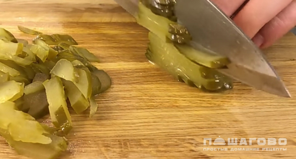 Фото приготовления рецепта: Салат со свининой и огурцами - шаг 7