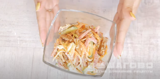 Фото приготовления рецепта: Салат с корейской морковью, колбасой и сухариками - шаг 5