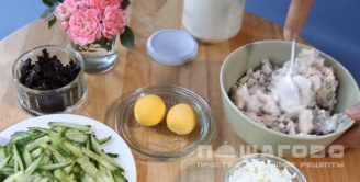 Фото приготовления рецепта: Салат с курицей, огурцом и черносливом - шаг 5