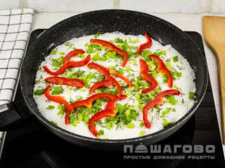 Фото приготовления рецепта: Белковый омлет с болгарским перцем - шаг 6
