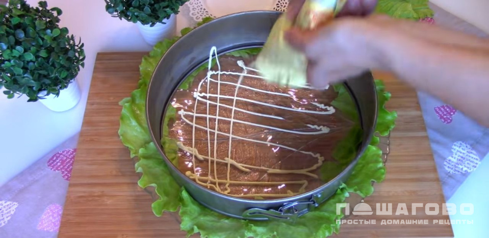 Фото приготовления рецепта: Новогодний салат с курицей, сыром и ананасами - шаг 4