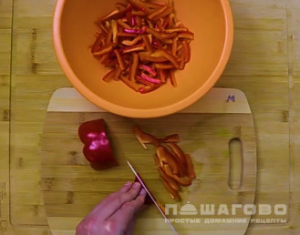 Фото приготовления рецепта: Салат Красное море с креветками - шаг 2
