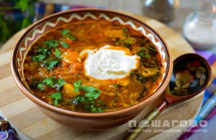 Борщ со сметаной и зеленью