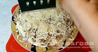 Фото приготовления рецепта: Салат "Подсолнух" 🌻 с курицей и грибами - шаг 6