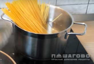 Фото приготовления рецепта: Спагетти с фаршем - шаг 5