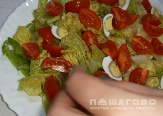Фото приготовления рецепта: Салат с креветками без майонеза - шаг 4