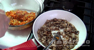 Фото приготовления рецепта: Начинка для блинов с грибами - шаг 5