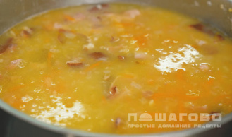 Фото приготовления рецепта: Густой гороховый суп с курицей - шаг 4
