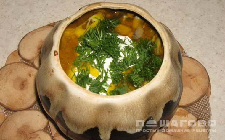 Суп с лепестками хризантемы в глиняном горшочке