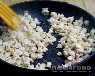 Фото приготовления рецепта: Чебуреки из слоеного теста в духовке - шаг 2