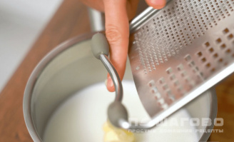 Фото приготовления рецепта: Сырный соус Карбонара - шаг 1