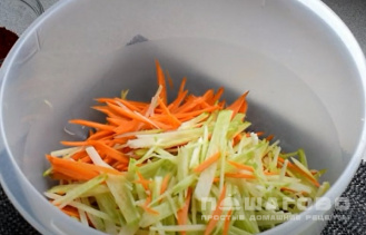 Фото приготовления рецепта: Салат из редьки и моркови - шаг 1