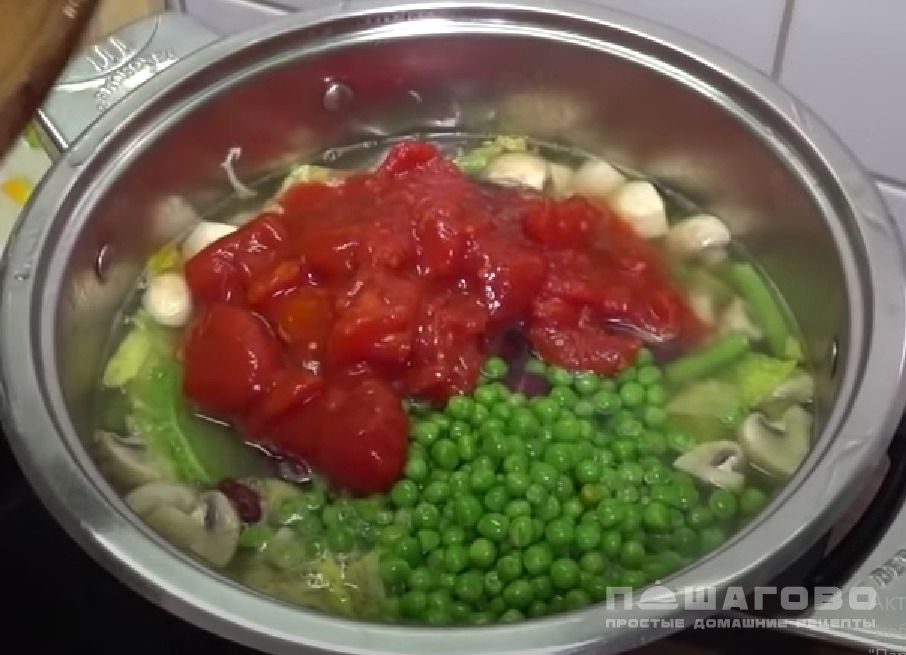Фото приготовления рецепта: Куриный суп с овощами - шаг 2