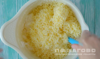 Фото приготовления рецепта: Сырные шарики на сковороде - шаг 4