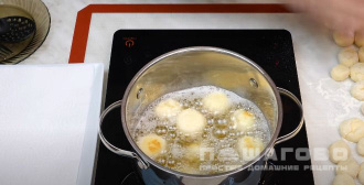 Фото приготовления рецепта: Творожные шарики жареные во фритюре - шаг 5