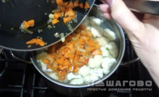 Фото приготовления рецепта: Вегетарианский суп из цветной капусты - шаг 5