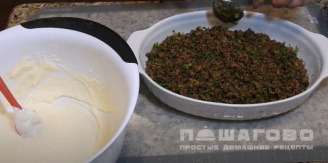 Фото приготовления рецепта: Заливной пирог с фаршем - шаг 12