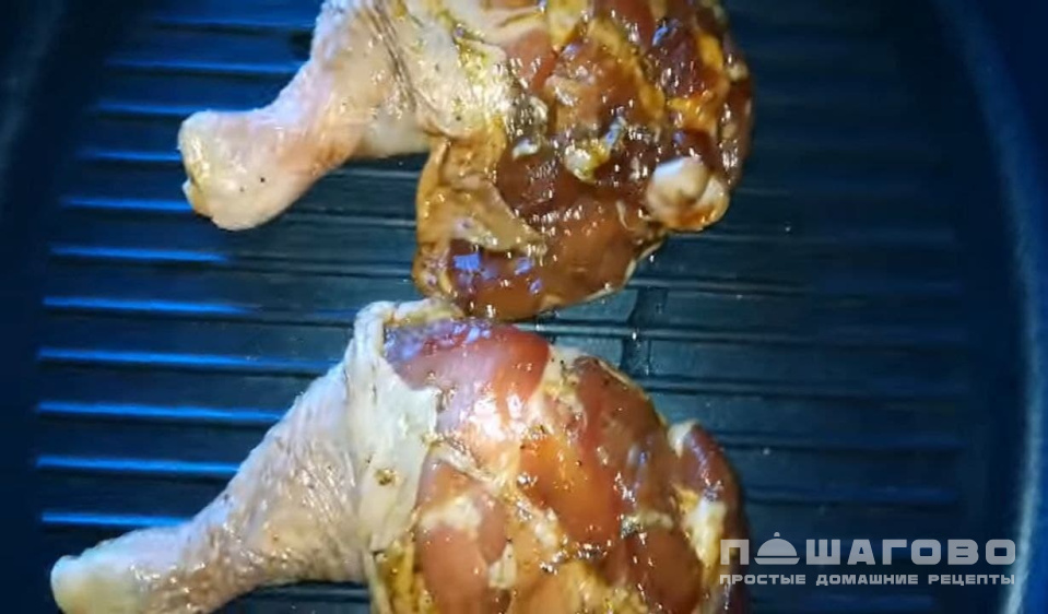 Фото приготовления рецепта: Куриные окорочка на сковороде - шаг 3