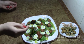 Фото приготовления рецепта: Салат с мидиями и креветками - шаг 7