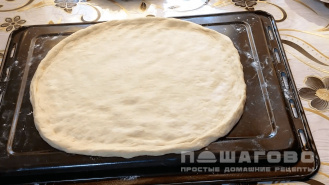 Фото приготовления рецепта: Пицца с креветками и шампиньонами - шаг 2