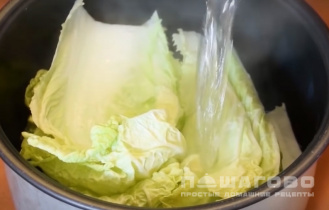 Фото приготовления рецепта: Голубцы из листьев китайской капусты в томатно-сметанном соусе - шаг 2