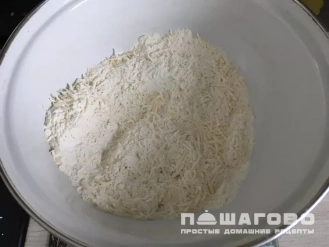 Фото приготовления рецепта: Сырные рисовые оладьи - шаг 1