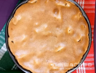 Фото приготовления рецепта: Яблочный пирог-перевертыш - шаг 8