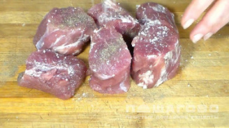 Фото приготовления рецепта: Свиные медальоны в беконе с овощами - шаг 3
