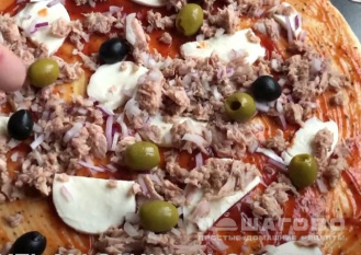 Фото приготовления рецепта: Пицца с тунцом и маслинами - шаг 2