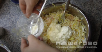 Фото приготовления рецепта: Салат с рисом, креветками и чесноком - шаг 11