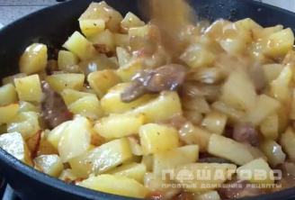 Фото приготовления рецепта: Азу по-татарски с солеными огурцами из говядины с картошкой - шаг 6