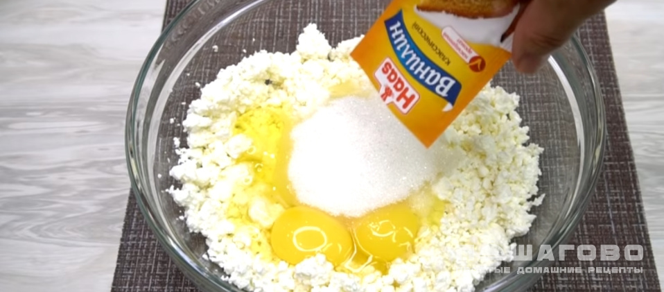 Фото приготовления рецепта: Заливная ватрушка - шаг 2