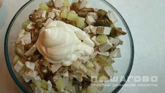 Фото приготовления рецепта: Салат из курицы с ананасами, грибами и сыром - шаг 3